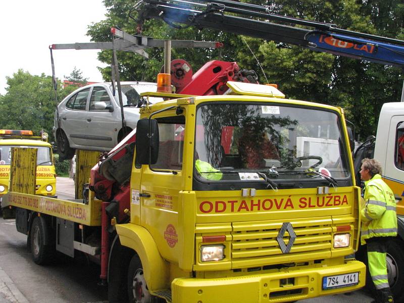 V jediné ulici doplatilo na nerespektování značek šest řidičů odvozem auta na odtahové parkoviště, další tři hradili nedokončený odtah