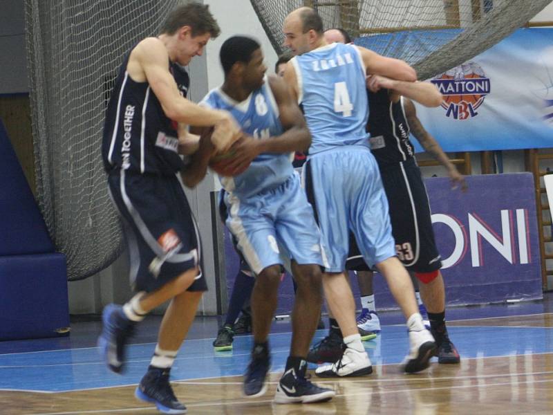 Z utkání BC Unikol Kolín - BK Děčín (76:66).