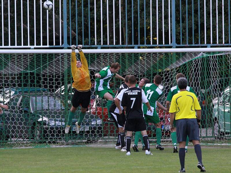 Z utkání Zásmuky - Uhlířské Janovice (0:1).