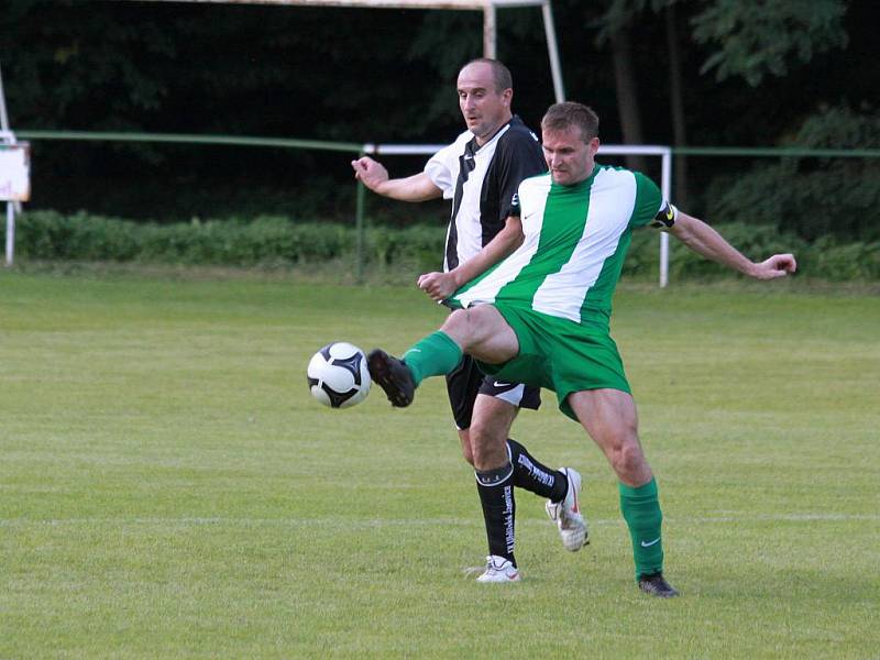 Z utkání Zásmuky - Uhlířské Janovice (0:1).