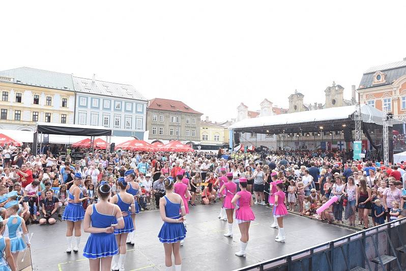 Mažoretky déšť zastavil, fanynkám Pavla Callty nevadil vůbec.