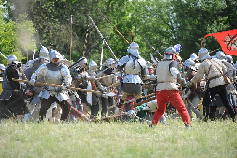 Z rekonstrukce historické bitvy 'Válka růží' na jízdárně v Kolíně.