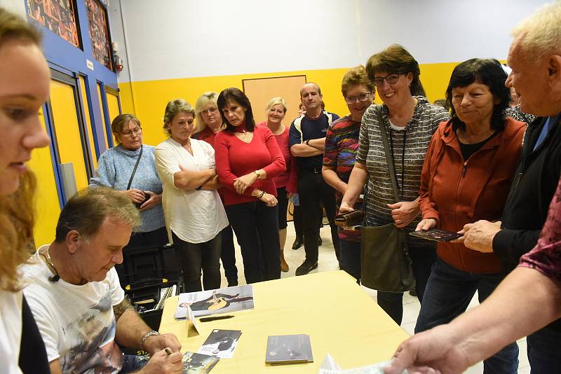 Z koncertu zpěváka Jakuba Smolíka ve velkém sále Městského společenského domu v Kolíně.