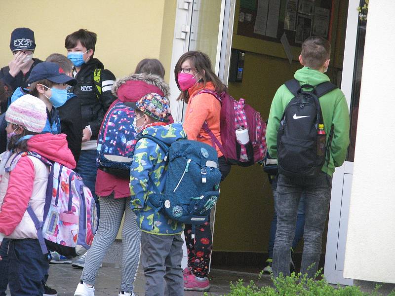 Z návratu žáků druhého stupně do 5. základní školy Mnichovická v Kolíně po rozvolnění koronavirových opatření.