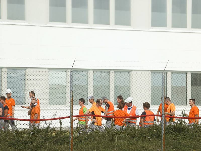 Zaměstnanci společnosti TPCA v průmyslové zoně Kolín - Ovčáry při nácviku evakuace.