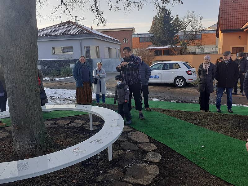 Pečky vytvořily svému rodákovi, kreslíři Vladimíru Renčínovi, jeho lavičku, nově po něm pojmenovali i malé náměstí.