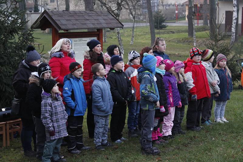 Advent zahájily děti zpěvem u stromu.