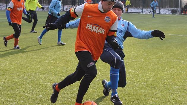 Fotbalisté Velimi (v modrém) se proti Libici natrápili. Nakonec ale soupeře porazili a připsali si na turnaji třetí vítězství v řadě.