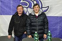Vladimír Martinec (vlevo) a Bohuslav Šťastný se v rámci přátelského utkání ochotně podepisovali.
