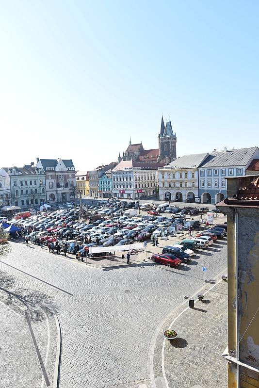 Kolínské Karlovo náměstí zaplnily automobily značky Mercedes – Benz