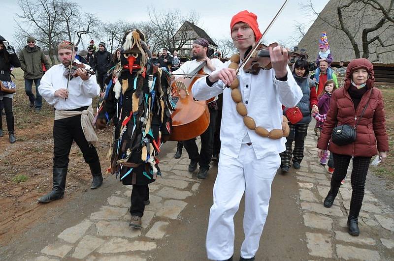 Maska na levé straně je Žid