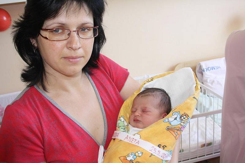Aneta Havránková přišla na svět 25. května 2011. Po porodu měřila 51 centimetr a vážila 3320 gramů. Doma v Klášterní Skalici na ni už netrpělivě čekala dvouletá sestra Andrejka. Sestřičky tam žijí s rodiči Janou a Romanem Havránkovými.