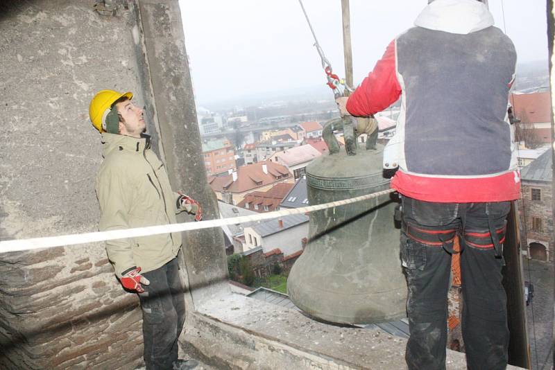 Usazování nových zvonů na zvonici chrámu sv. Bartoloměje.