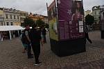 Už ve čtvrtek se na kolínském Karlově náměstí objevily obří bannery s fotografiemi světových rockových hvězd a textem mapujícím začátky různých hudebních žánrů. V sobotu pak výstavu doplnil další program.