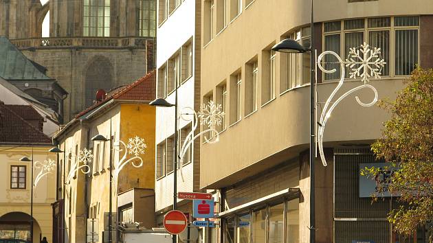 Vánočně vyzdobená ulice v Kolíně.