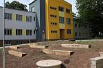 Nemocniční zahrada dostává novou podobu, v prostoru u školy se mění v živou zahradu.