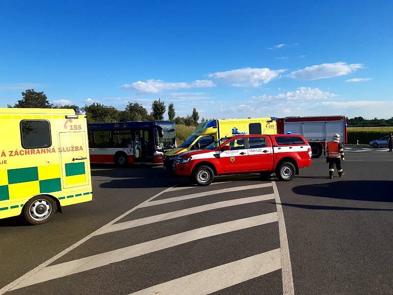 Na obchvatu Kolína došlo k nehodě autobusu a osobního auta.