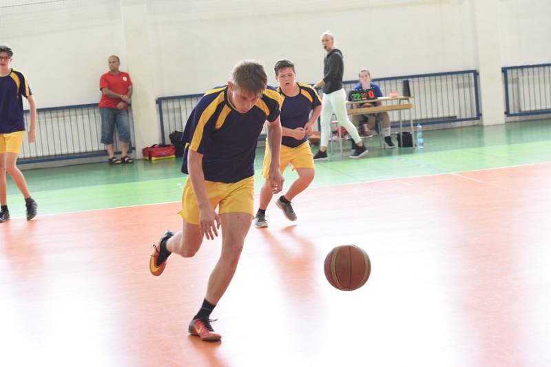 Poslední sportovní den v Kolíně ukončila cyklistika, basketbal i házená.