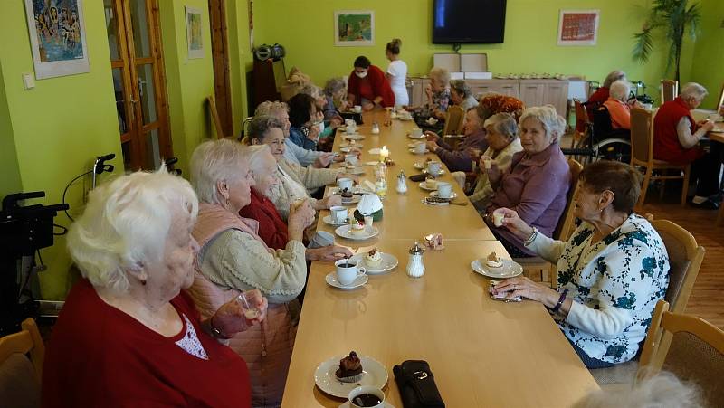 Sladké posezení seniorů v Domově Anna v Českém Brodě.