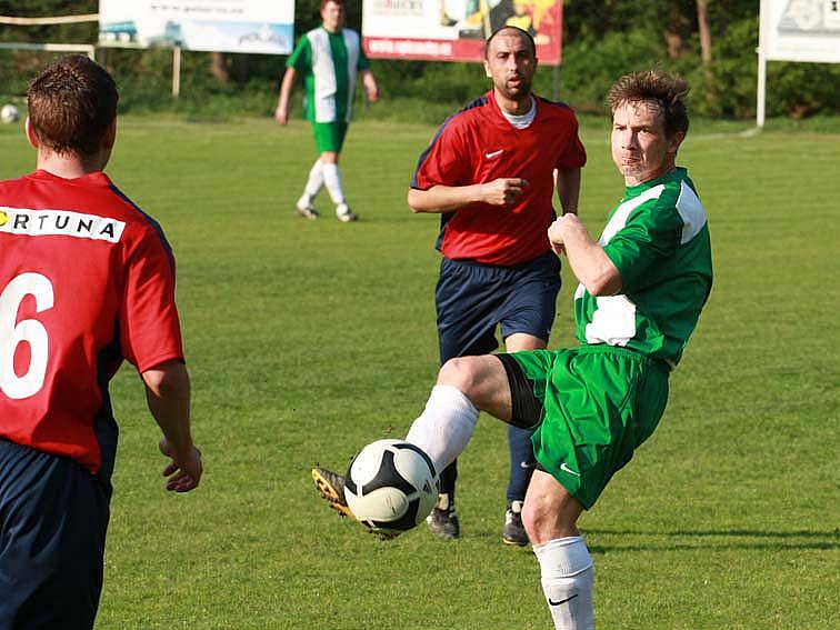 Z utkání Zásmuky – Radim (0:1).