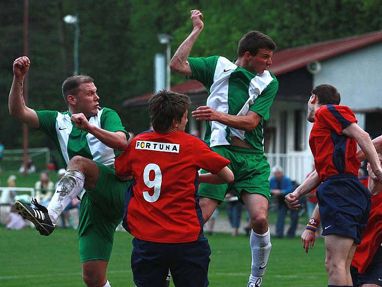 Z utkání Zásmuky – Radim (0:1).