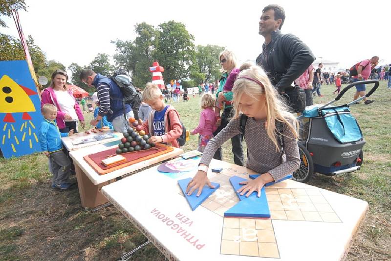 Festival Kefír se přesunul k zámku Kačina