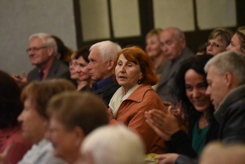 Tentokrát se v kolínské synagoze sešli členové a přátelé kolínského Kruhu přátel hudby na koncertu špičkového vokálně – instrumentálního souboru Linha Singers.