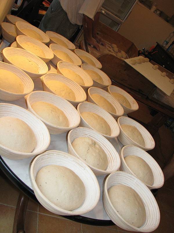 Pečení chleba v replice gotické pece ve Štolmíři