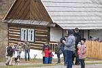 Národopisný pořad na téma lidového masopustu přilákal do skanzenu obrovské množství návštěvníků.