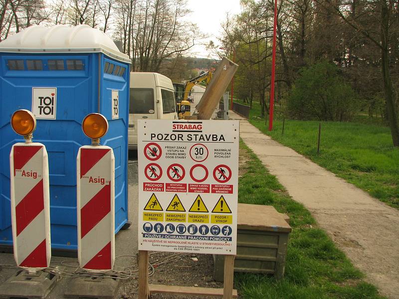 Oprava mostku u Červených Peček finišuje, ještě do neděle budou muset řidiči jezdit po objížďce přes Dobešovice.