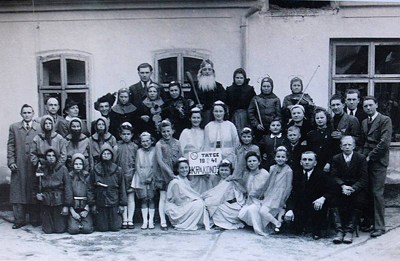 Během válečného období v roce 1941 se o zábavu staral ochotnický spolek z Tatců s představením Krakonoš.
