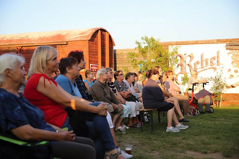 Radimské léto Petra Jančaříka: ze setkání s režisérem Zdeňkem Troškou na vlakové zastávce v Radimi.