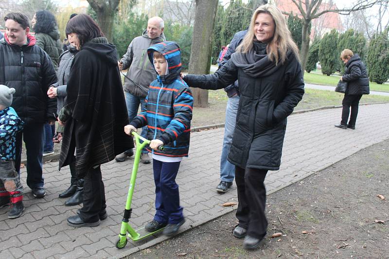 Živý betlém v Komenského parku v Kolíně se tradičně odehrál na Boží hod