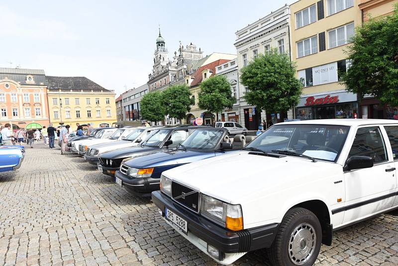 Kolínské centrum zdobily historické automobily a motocykly.