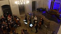 Festival Rosa Bohemica v kolínské synagoze: z vystoupení souboru Plaisirs de Musique se zpěvačkou Eliškou Tesařovou.