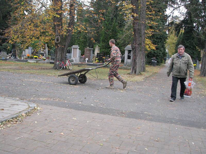 Dušičkový čas na centrálním hřbitově v Kolíně.