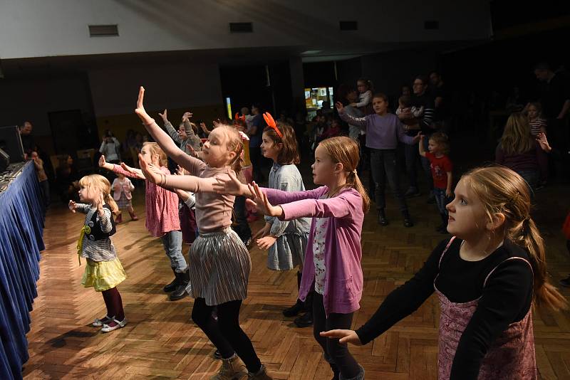 Na mikulášské besídce v kolínském Městském společenském domě bavila děti skupina Kůzle.