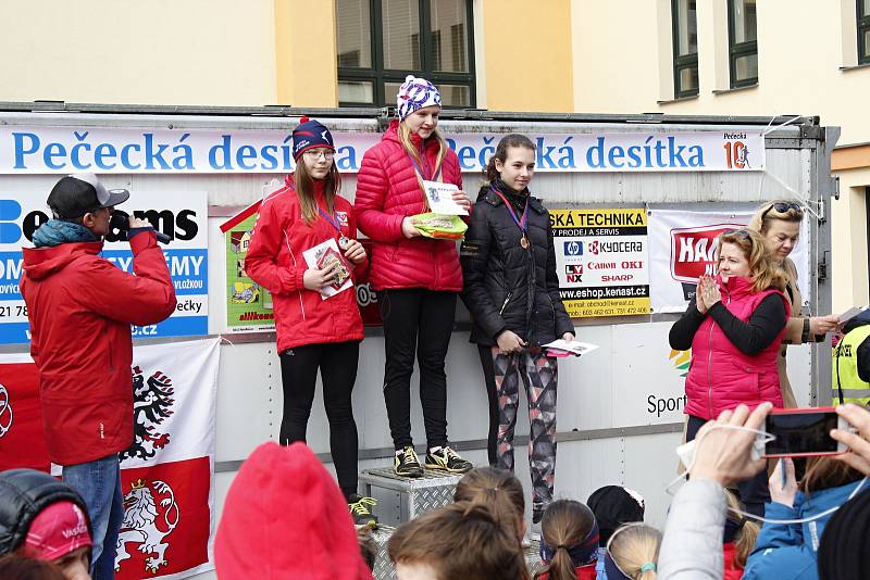 Tradičního běhu v Pečkách se účastní běžci různých věkových kategorií.