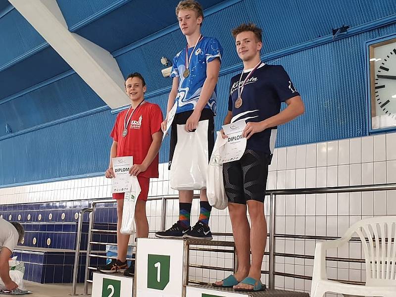 Hotovo. Kolínský plavec Maxim Suk (uprostřed) splnil v Praze limit na mistrovství Evropy juniorů v dálkovém plavání