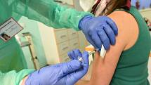 První očkovací dávku dostali lékaři z covidových oddělení kolínské nemocnice.
