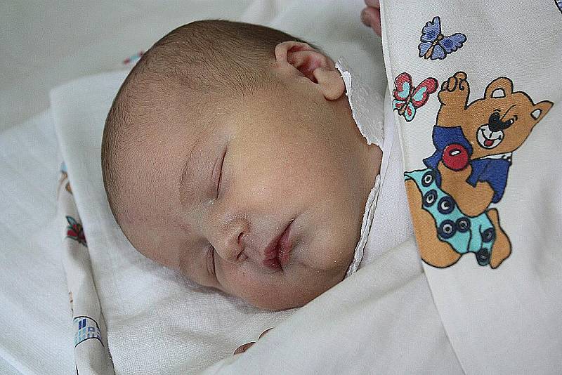 Nela Zbořilová se narodila 2. dubna 2010 s porodní váhou 3440 gramů a mírou 50 centimetrů. S rodiči Lucií Dolejší a Jaroslavem Zbořilem zamíří domů do Křesetic za čtyřletým bratrem Štěpánem.