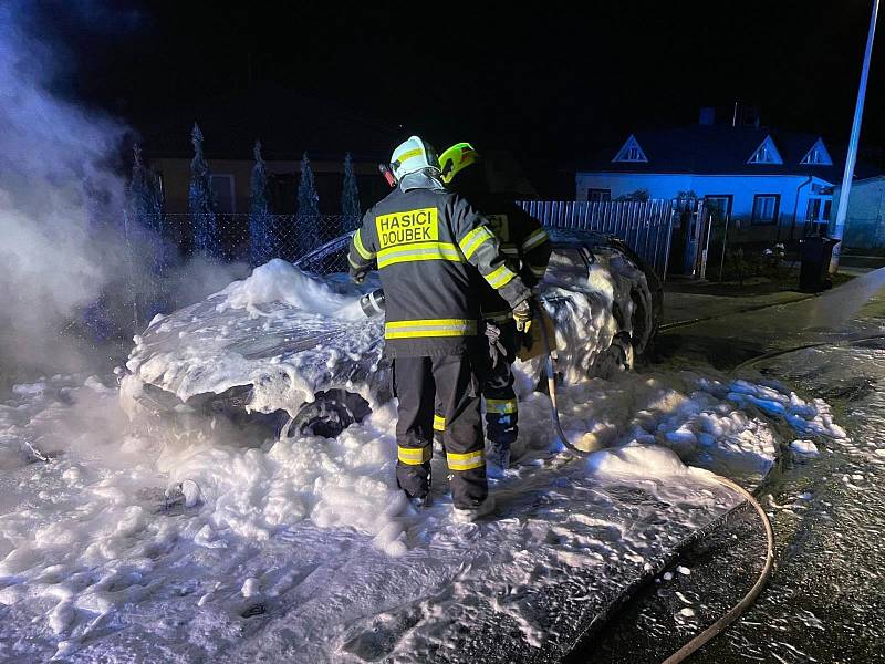 Noční požár osobního automobilu v Doubravčicích.