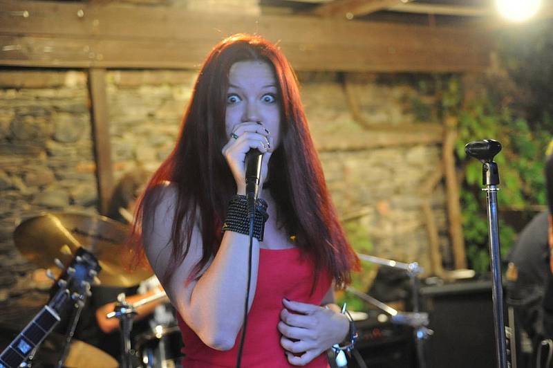 Chvaletická rockmetalová kapela Komat a místní punková Pochcaná ruka se představily v pátek na pravidelných hudebních večírcích v zahrádce restaurace U Ostrova.