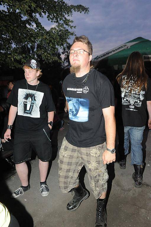 Chvaletická rockmetalová kapela Komat a místní punková Pochcaná ruka se představily v pátek na pravidelných hudebních večírcích v zahrádce restaurace U Ostrova.