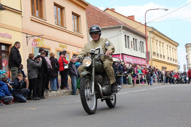 Na svátek práce se v Českém Brodě již tradičně uskutečnil závod automobilů a motocyklů vyrobených před rokem 1960.