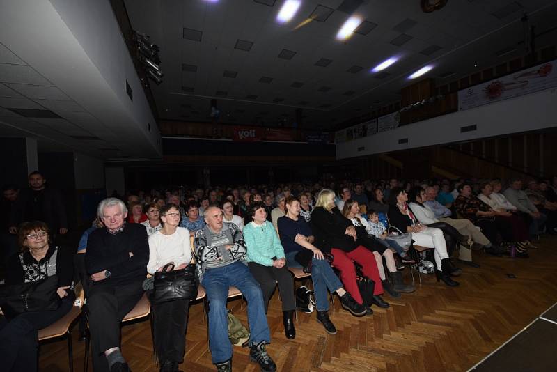 Ve velkém sále Městského společenského domu zahráli otec Alfons a jeho syn Marian Kotvanovi známí coby Duo Jamaha.