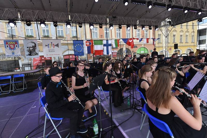 Spojené orchestry, Tomáš Klus, Hana Holišová a dechovkový metal nadchly první festivalový den davy fanoušků.