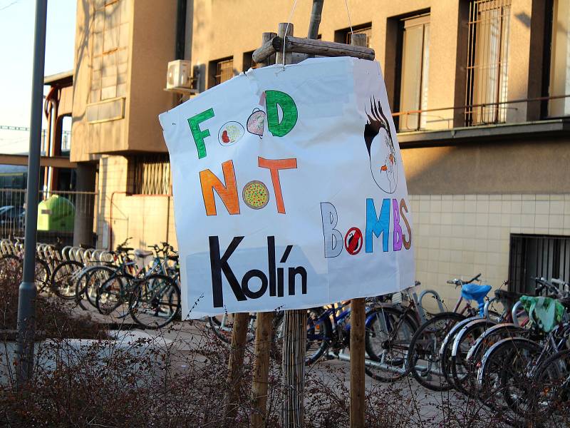 Food Not Bombs počtvrté rozdávali veganské jídlo před hlavním nádražím v Kolíně.