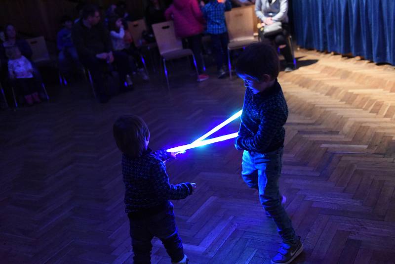 Krampusové přijeli do kulturního domu