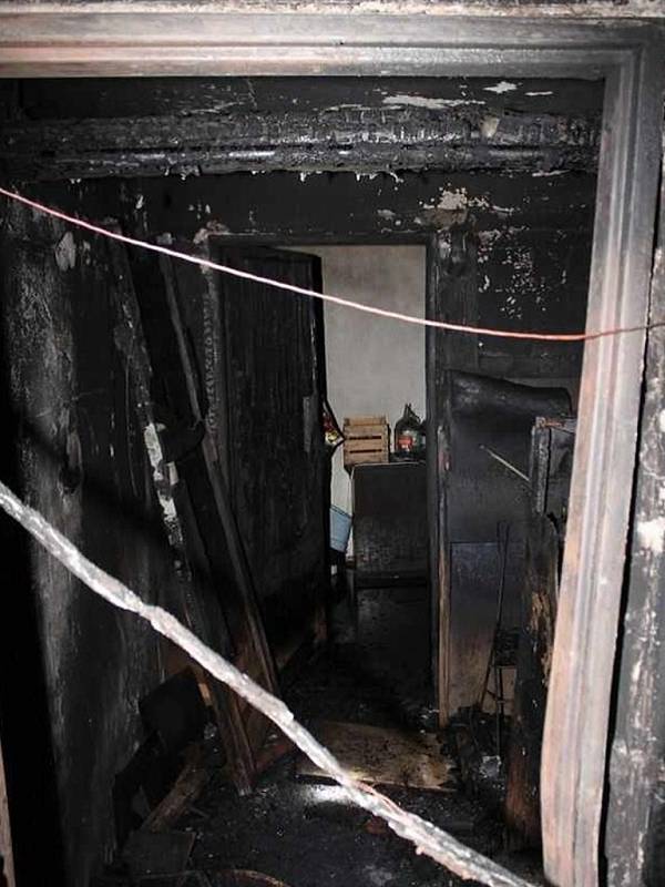 Požár rodinného domu v ulici Domácí v Říčanech.